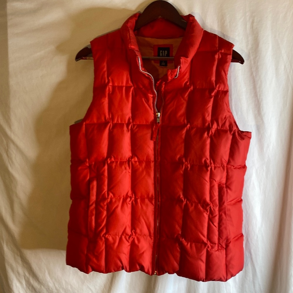 Gap Woman’s puffer vest size L.